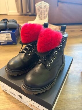 MonnaLisa Black Kids Boots with Red Faux-Fur Cuff